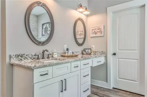 Bath - 555 E Valley Rd NE, Rydal, GA 30171 photo 3 of 9