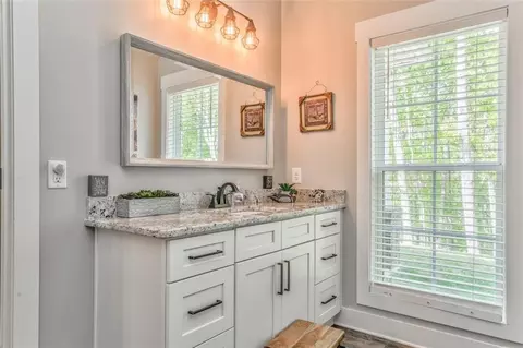 Bath - 555 E Valley Rd NE, Rydal, GA 30171 photo 8 of 9