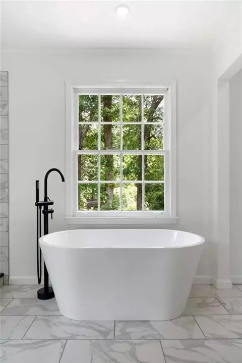 Bath - 854 Hickory Ridge Dr, Jackson, GA 30233 photo 4 of 5