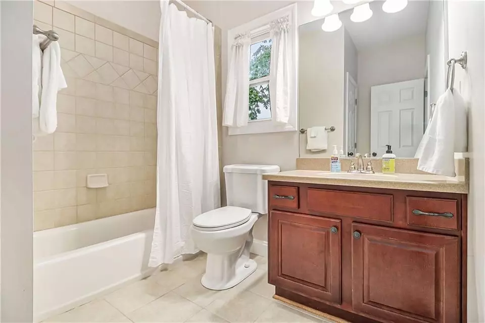 Bath - 1495 Old Hunters Lake Dr, Marietta, GA 30062 photo 5 of 8