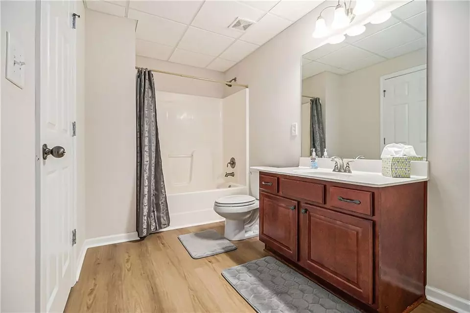 Bath - 1495 Old Hunters Lake Dr, Marietta, GA 30062 photo 8 of 8