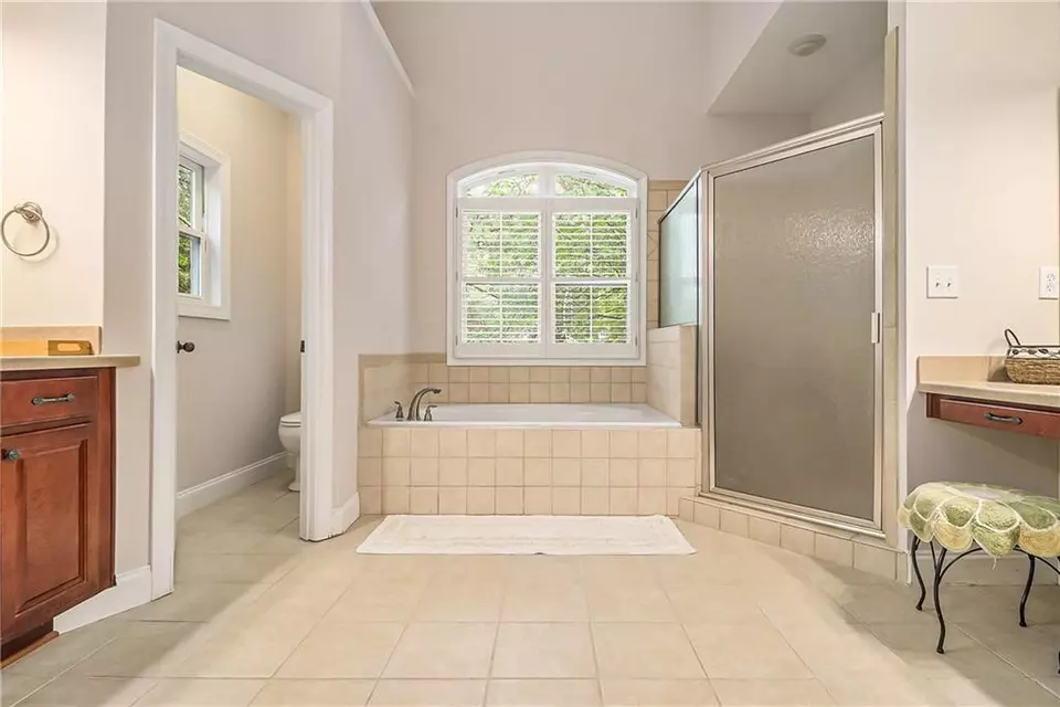 Bath - 1495 Old Hunters Lake Dr, Marietta, GA 30062 photo 2 of 8