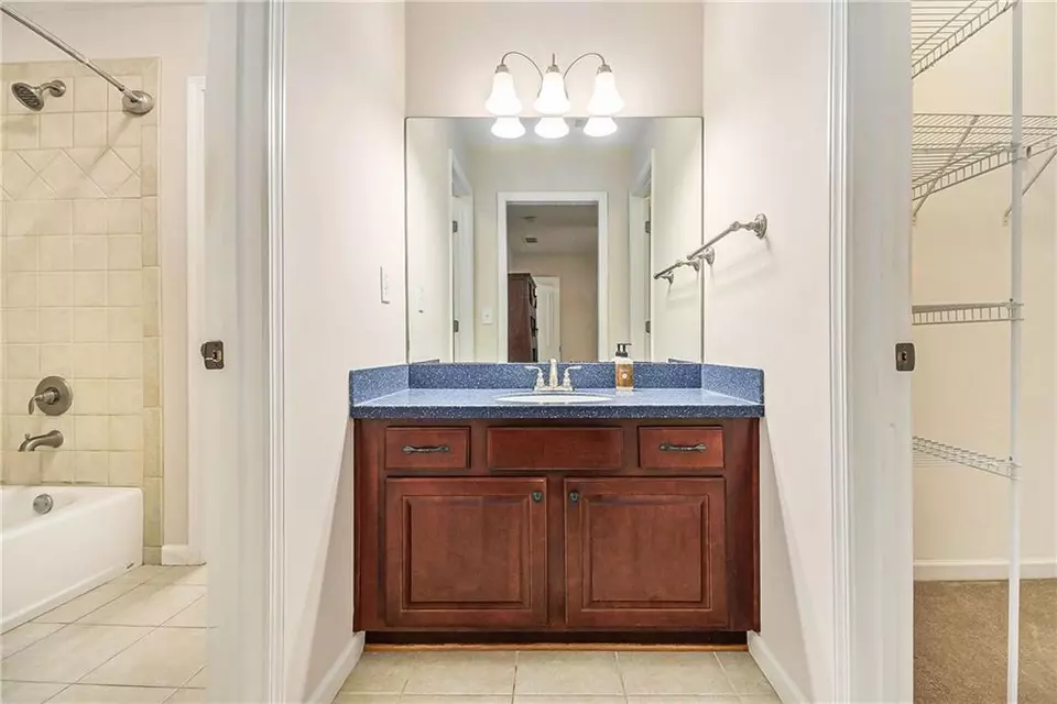 Bath - 1495 Old Hunters Lake Dr, Marietta, GA 30062 photo 6 of 8