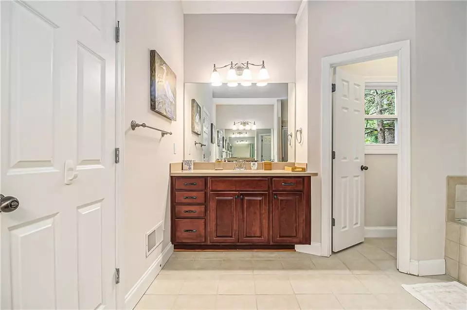 Bath - 1495 Old Hunters Lake Dr, Marietta, GA 30062 photo 4 of 8