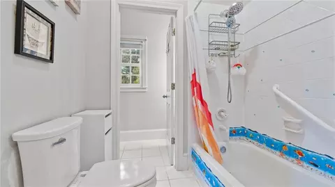 Bath - 5560 Stoneleigh Dr, Suwanee, GA 30024 photo 3 of 8