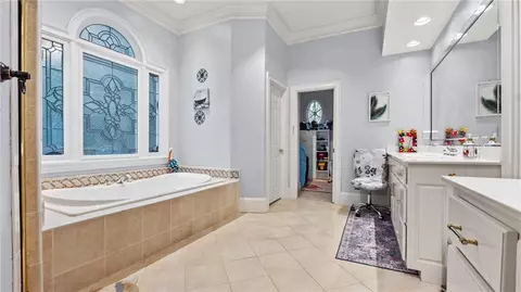 Bath - 5560 Stoneleigh Dr, Suwanee, GA 30024 photo 5 of 8