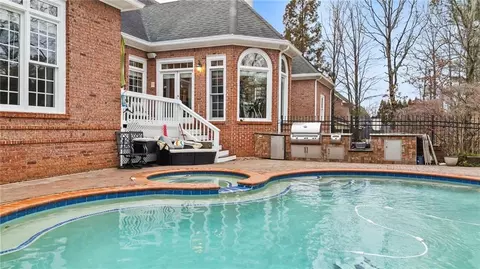 Exterior - 5560 Stoneleigh Dr, Suwanee, GA 30024 photo 7 of 7