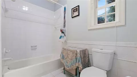 Bath - 5560 Stoneleigh Dr, Suwanee, GA 30024 photo 7 of 8