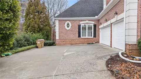 Exterior - 5560 Stoneleigh Dr, Suwanee, GA 30024 photo 4 of 7