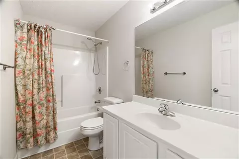 Bath - 17 Castleview Ct, Jefferson, GA 30549 photo 1 of 4