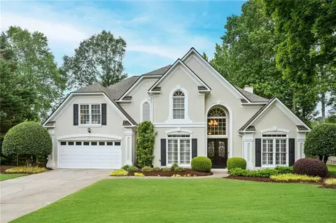 725 Heathland Dr, Roswell, GA 30075