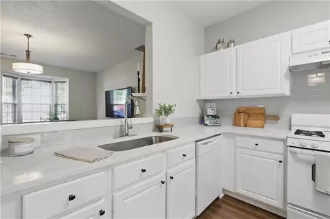 Kitchen - 3754 Berkeley Xing, Duluth, GA 30096 photo 2 of 4