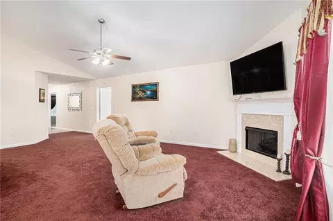 Living - 807 Ideal Pl, Winder, GA 30680 photo 2 of 3