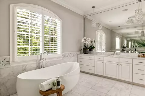 Bath - 670 Trinity Pl, Suwanee, GA 30024 photo 3 of 10