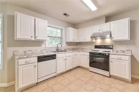 Kitchen - 307 Lee Miller Dr, Suwanee, GA 30024 photo 2 of 3