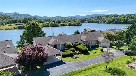 618 Shoreline Dr, Hiawassee, GA 30546