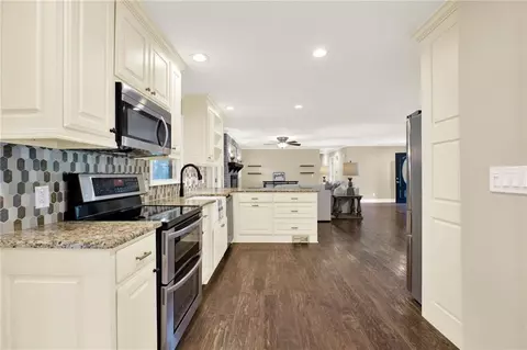 4353 White Oak Dr, Sugar Hill, GA 30518