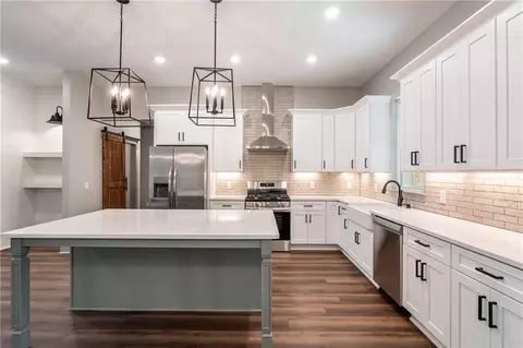 Kitchen - 18 Sable Ct, Jasper, GA 30143 photo 3 of 4