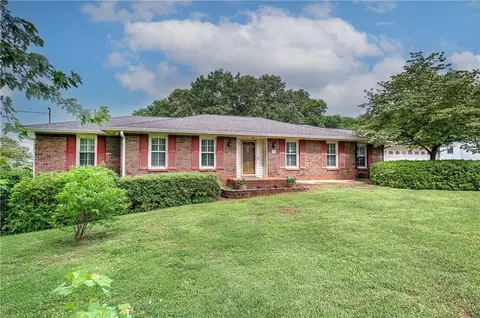 121 Arrowhead Dr, Cartersville, GA 30120