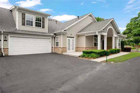 2561 Grapevine Cir #104, Cumming, GA 30041