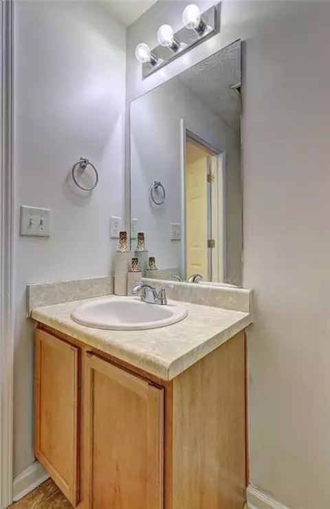 Bath - 347 Cobblestone Ct, Hampton, GA 30228 photo 1 of 4