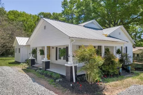 Exterior - 1097 Mize Rd, Toccoa, GA 30577 photo 2 of 13