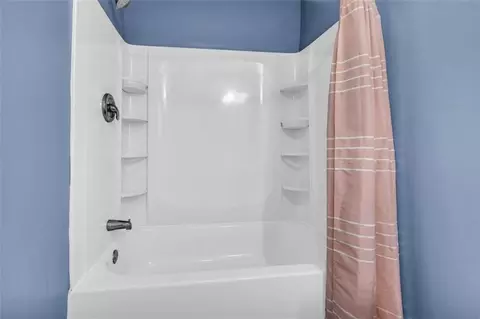 Bath - 1097 Mize Rd, Toccoa, GA 30577 photo 2 of 3