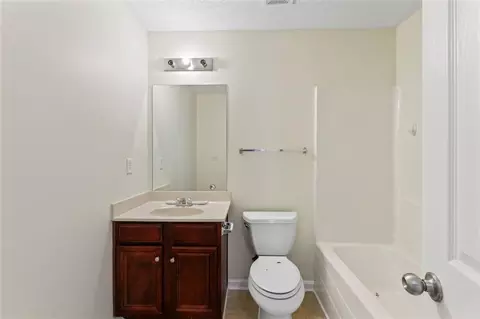 Bath - 507 Vaughan Dr, Hampton, GA 30228 photo 2 of 5