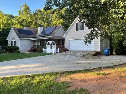 1012 River Bluff Dr, Winder, GA 30680