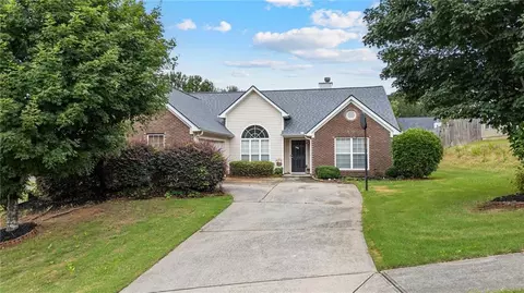 3834 Hawk Tail Dr, Loganville, GA 30052