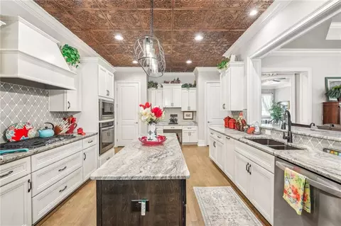 Kitchen - 332 Rosshandler Rd, Suwanee, GA 30024 photo 4 of 6