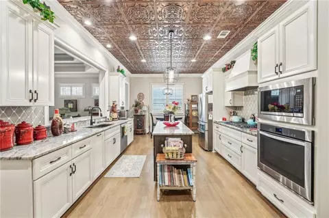 Kitchen - 332 Rosshandler Rd, Suwanee, GA 30024 photo 3 of 6