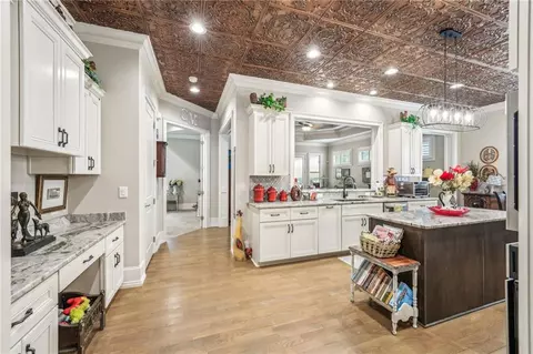 Kitchen - 332 Rosshandler Rd, Suwanee, GA 30024 photo 6 of 6