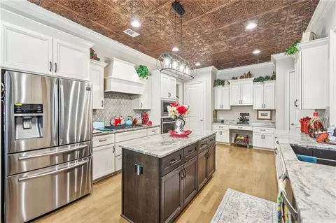 Kitchen - 332 Rosshandler Rd, Suwanee, GA 30024 photo 5 of 6