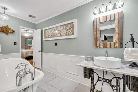 Bath - 75 E 2nd Ave, Colbert, GA 30628 photo 3 of 8
