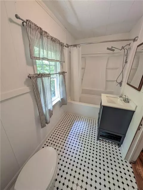 Bath - 1570 Falls Rd, Toccoa, GA 30577 photo 3 of 3