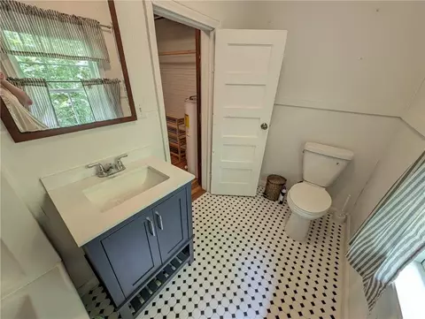 Bath - 1570 Falls Rd, Toccoa, GA 30577 photo 1 of 3