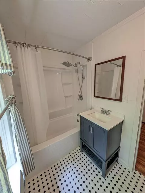 Bath - 1570 Falls Rd, Toccoa, GA 30577 photo 2 of 3