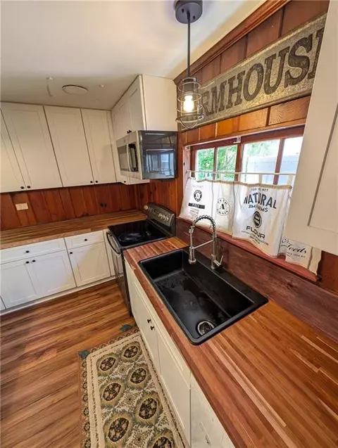 Kitchen - 1570 Falls Rd, Toccoa, GA 30577 photo 2 of 3