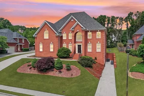 240 Flowers Cove Ln, Lilburn, GA 30047