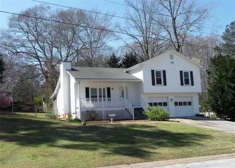 620 Hunter Cove Ln, Loganville, GA 30052