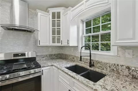 Kitchen - 11020 Knotty Pine Pl, Hampton, GA 30228 photo 4 of 4