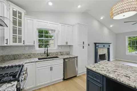 Kitchen - 11020 Knotty Pine Pl, Hampton, GA 30228 photo 3 of 4