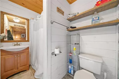 Bath - 521 E Valley Rd NE, Rydal, GA 30171 photo 4 of 4