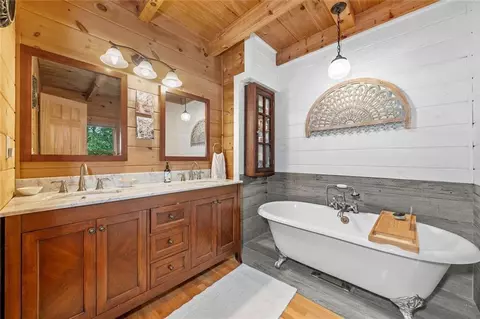 Bath - 521 E Valley Rd NE, Rydal, GA 30171 photo 1 of 4