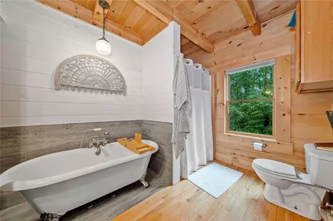 Bath - 521 E Valley Rd NE, Rydal, GA 30171 photo 2 of 4