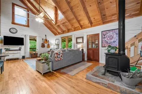 Living - 521 E Valley Rd NE, Rydal, GA 30171 photo 3 of 4
