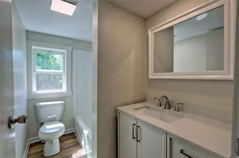Bath - 215 Lawrence St, Cornelia, GA 30531 photo 3 of 4