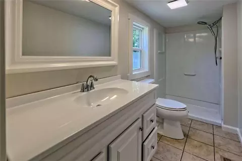 Bath - 215 Lawrence St, Cornelia, GA 30531 photo 2 of 4