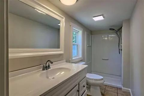 Bath - 215 Lawrence St, Cornelia, GA 30531 photo 1 of 4